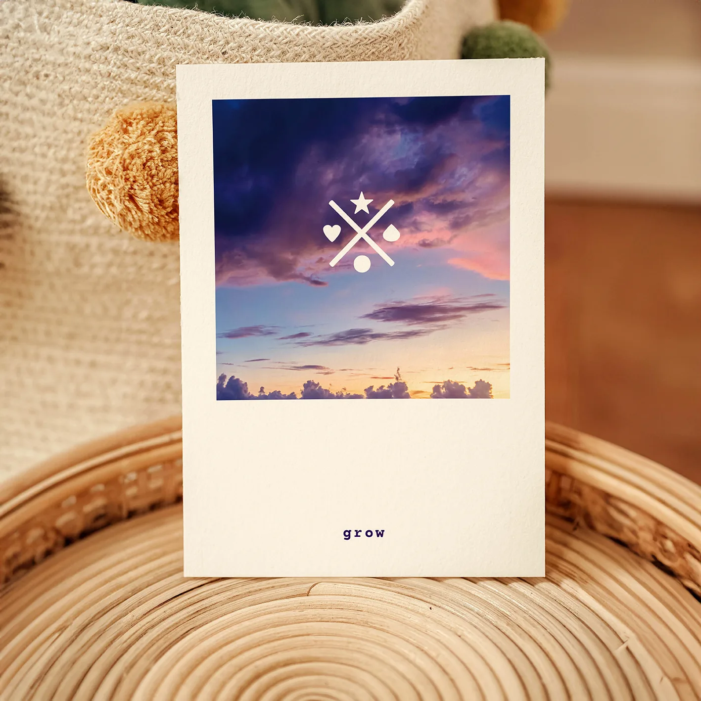 Zwei Postkarten mit polaroidähnlichem Design auf einem runden Korb. Eine Karte zeigt ein loderndes Feuer, die andere einen ruhigen Waldweg. Beide tragen das Logo von Sophie Friedel. Darunter das Wort 'slow' in grün.